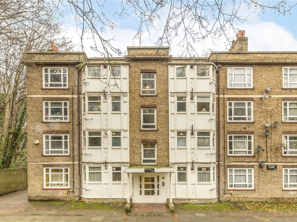 3 bed flat for sale in Benn House, Valley Grove SE7, £285,000