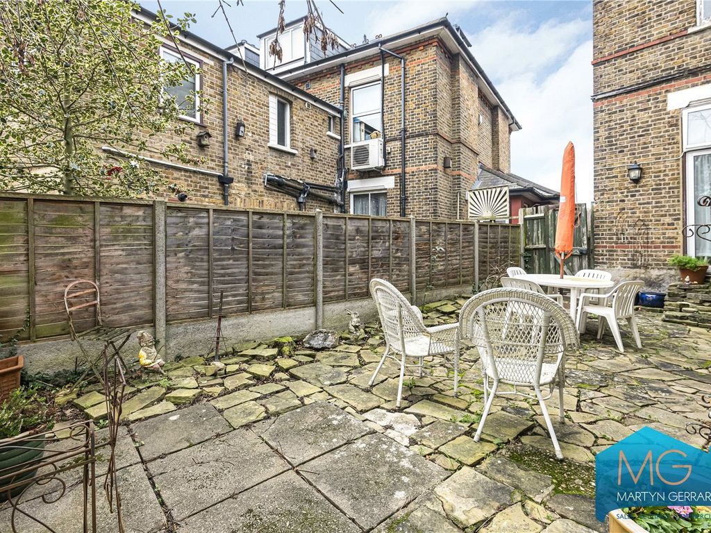 3 bed flat for sale in Station Road, London NW4, £690,000