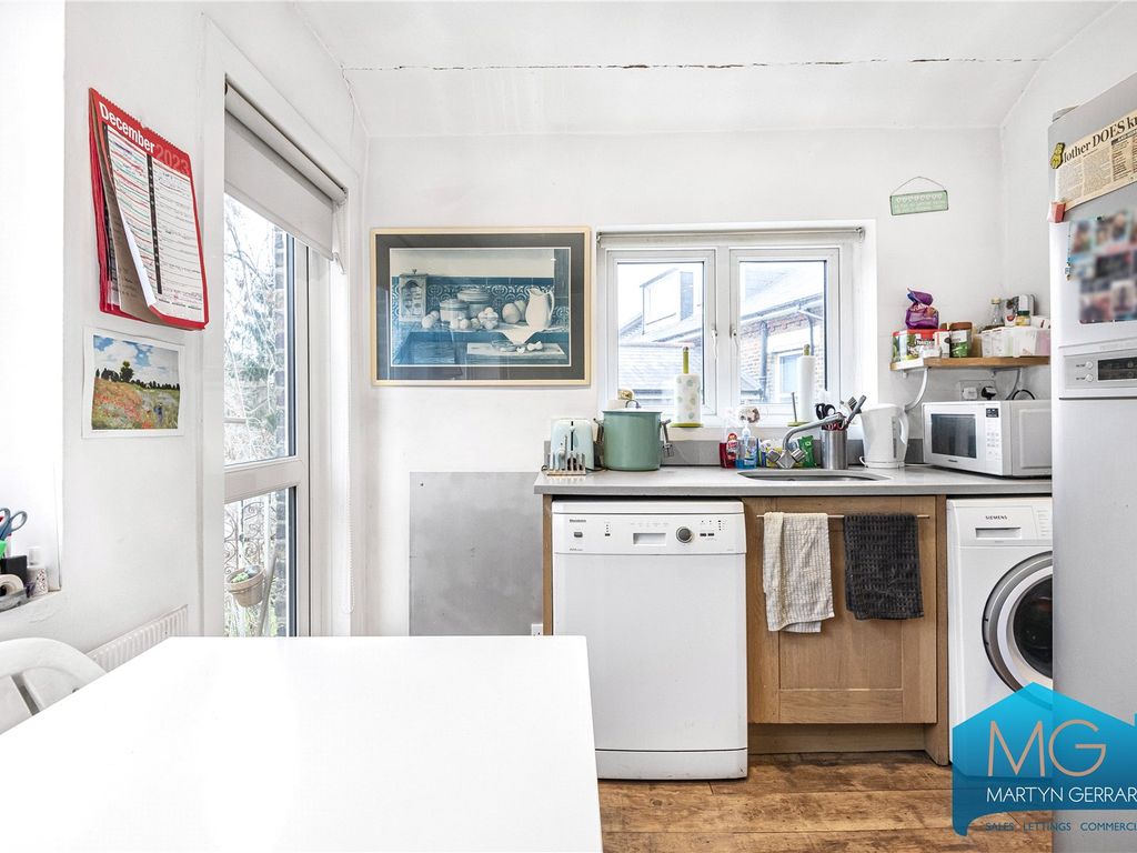 3 bed flat for sale in Station Road, London NW4, £690,000