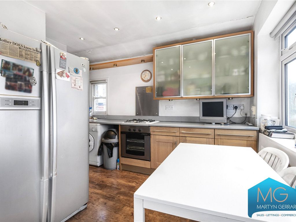 3 bed flat for sale in Station Road, London NW4, £690,000