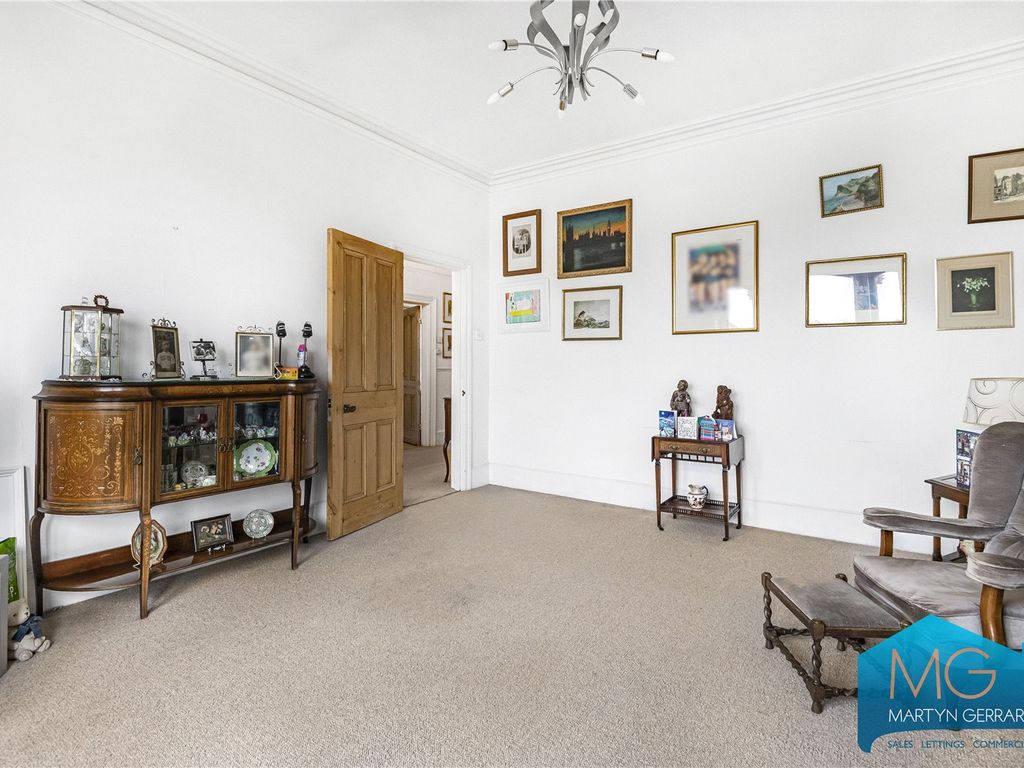 3 bed flat for sale in Station Road, London NW4, £690,000