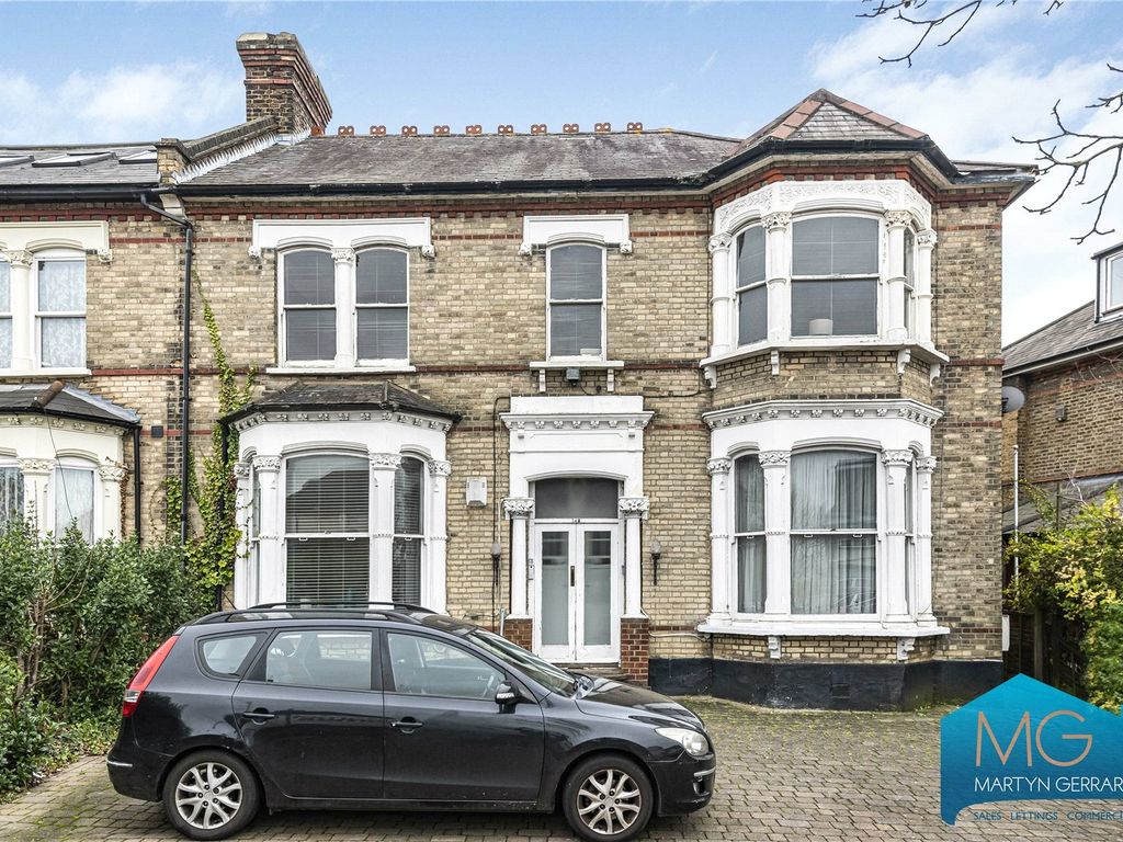 3 bed flat for sale in Station Road, London NW4, £690,000