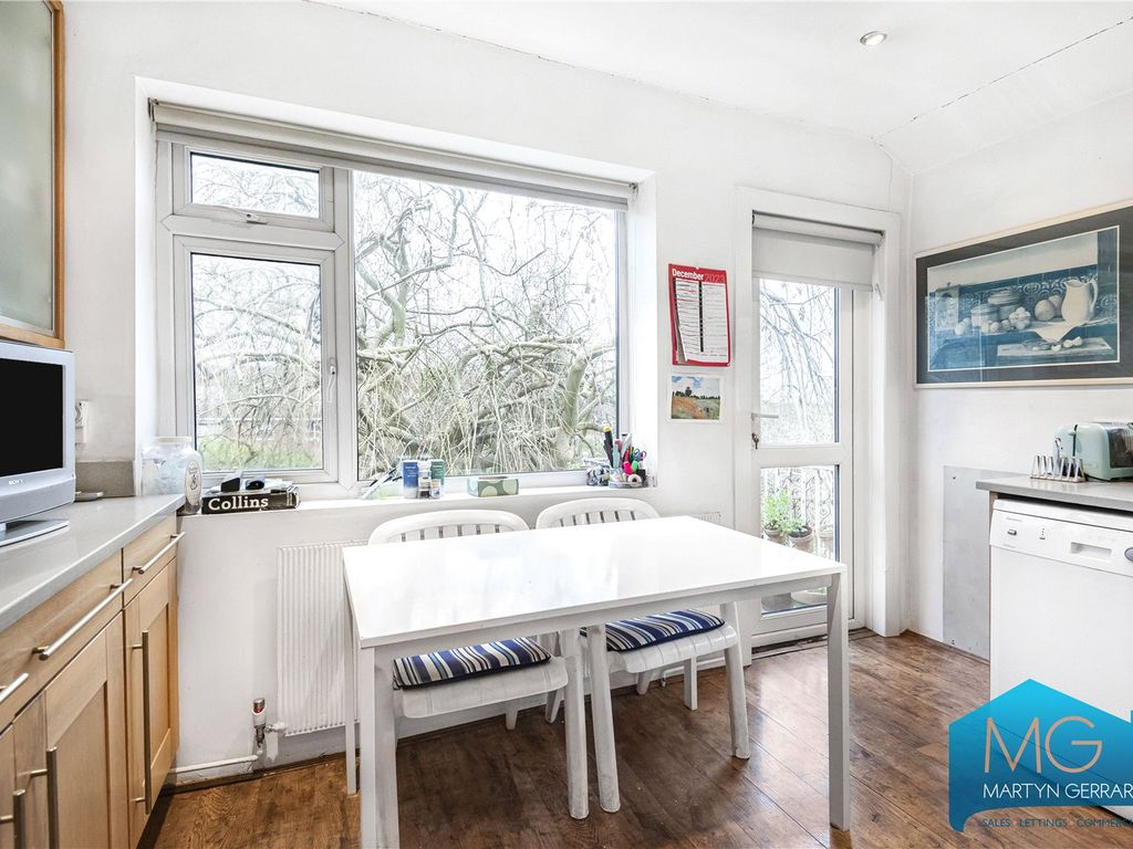 3 bed flat for sale in Station Road, London NW4, £690,000