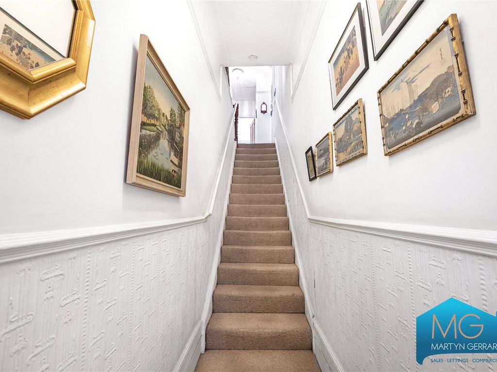 3 bed flat for sale in Station Road, London NW4, £690,000