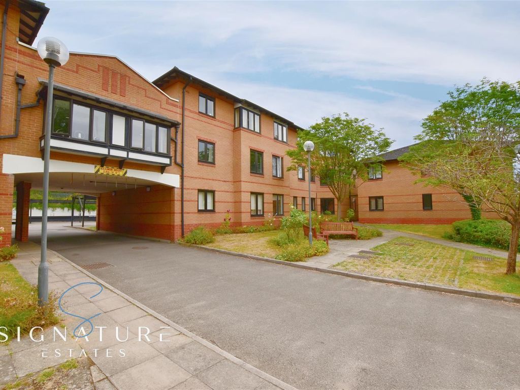 1 bed flat for sale in Lake View, Railway Terrace, Kings Langley WD4, £200,000