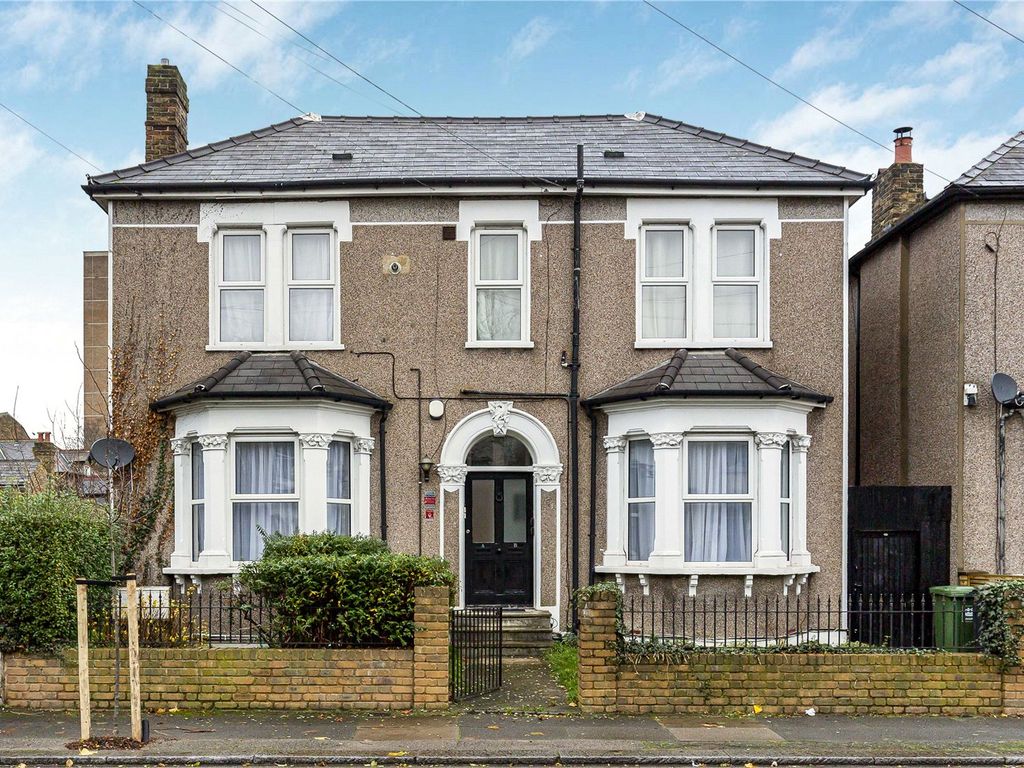 2 bed flat for sale in Honley Road, Catford SE6, £400,000