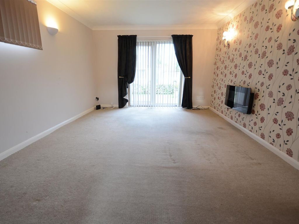 2 bed flat for sale in The Courtneys, Selby YO8, £139,950