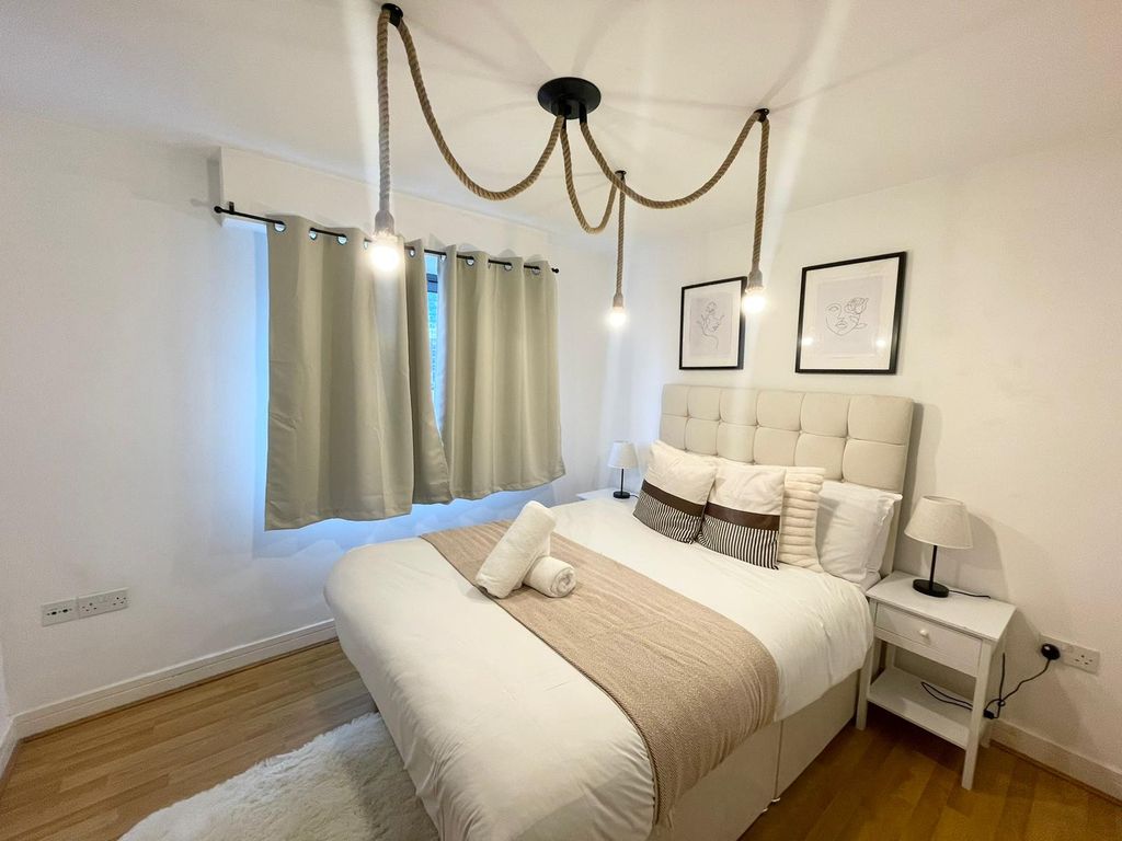 1 bed flat for sale in Islington Gates, 4 Fleet Street, Birmingham B3, £160,000