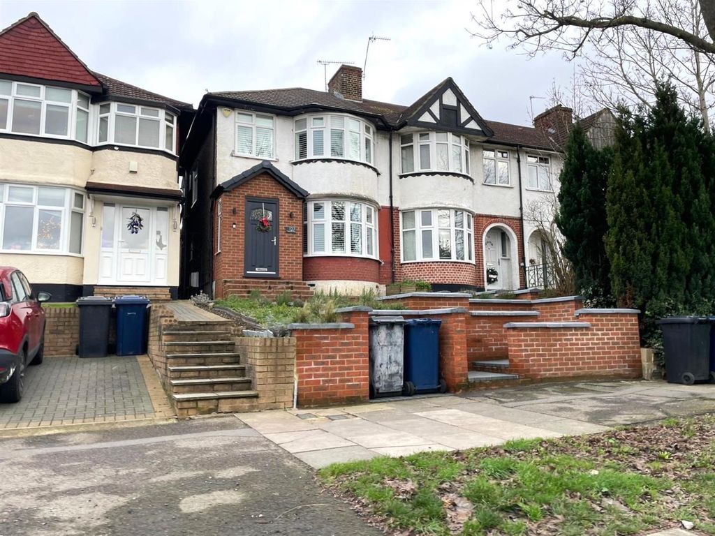 3 bed terraced house for sale in Hampden Way, Southgate N14, £650,000