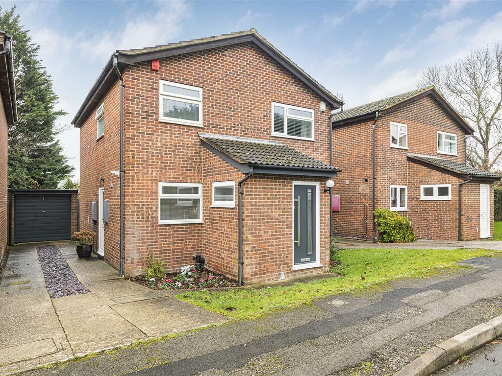 4 bed detached house for sale in Benson Close, Reading RG2, £485,000