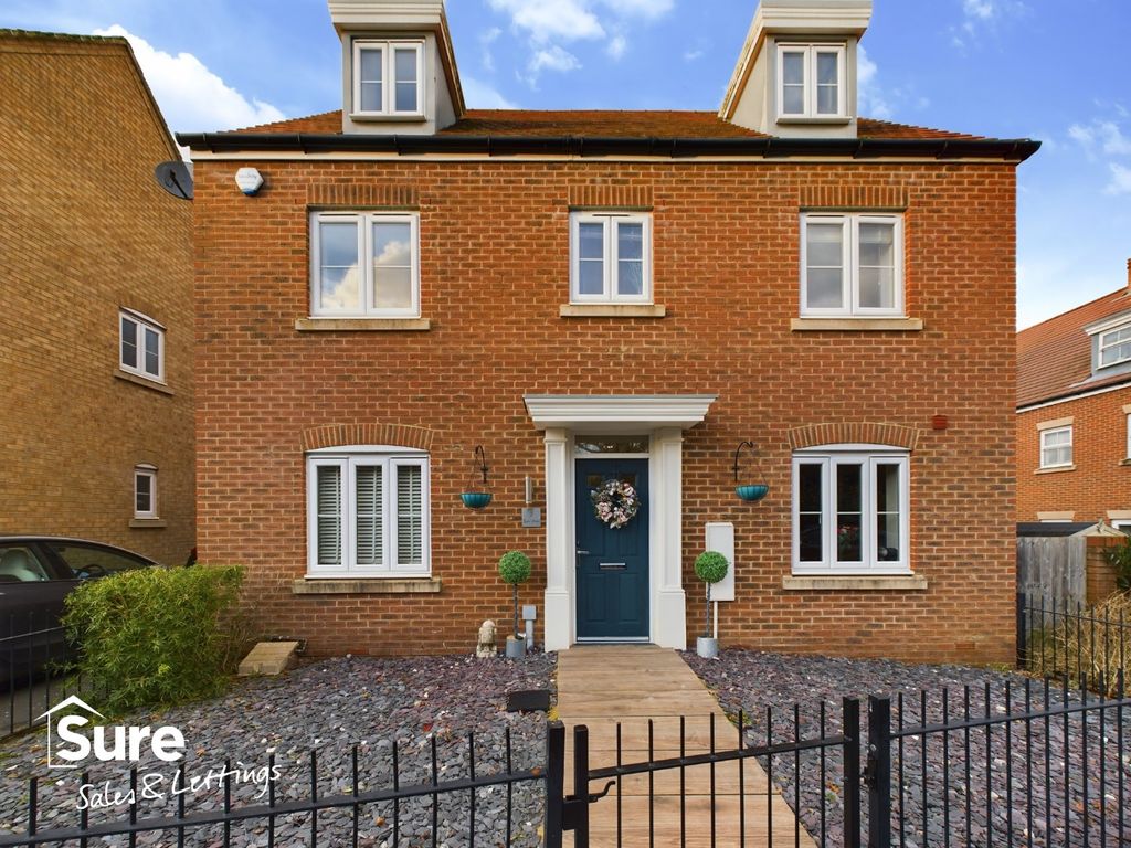 5 bed detached house to rent in Egret Drive, Hemel Hempstead, Hertfordshire HP3, £3,490 pcm