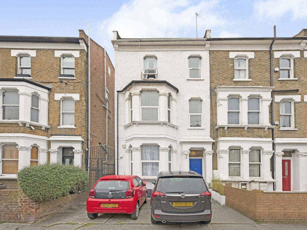 2 bed flat for sale in Frithville Gardens, And Parking Space, London W12, £525,000