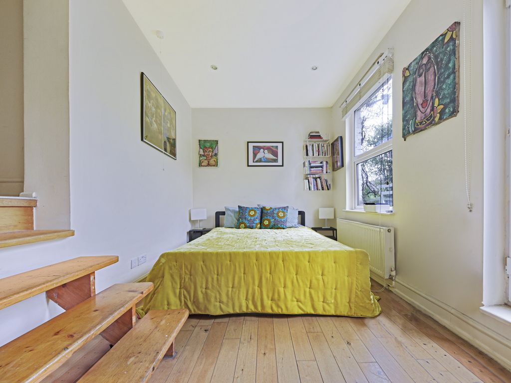 2 bed flat for sale in Frithville Gardens, And Parking Space, London W12, £525,000