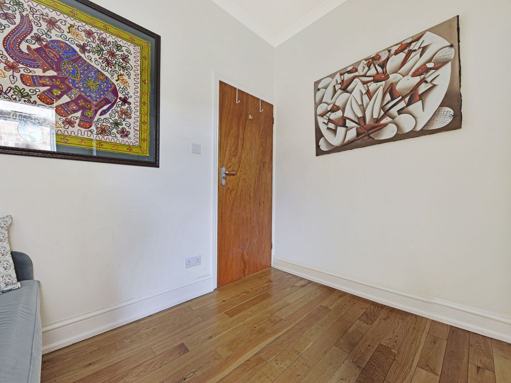 2 bed flat for sale in Frithville Gardens, And Parking Space, London W12, £525,000