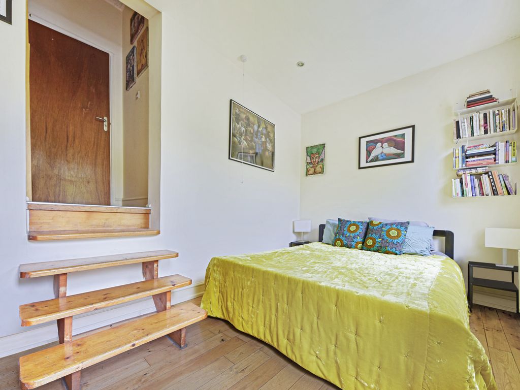 2 bed flat for sale in Frithville Gardens, And Parking Space, London W12, £525,000