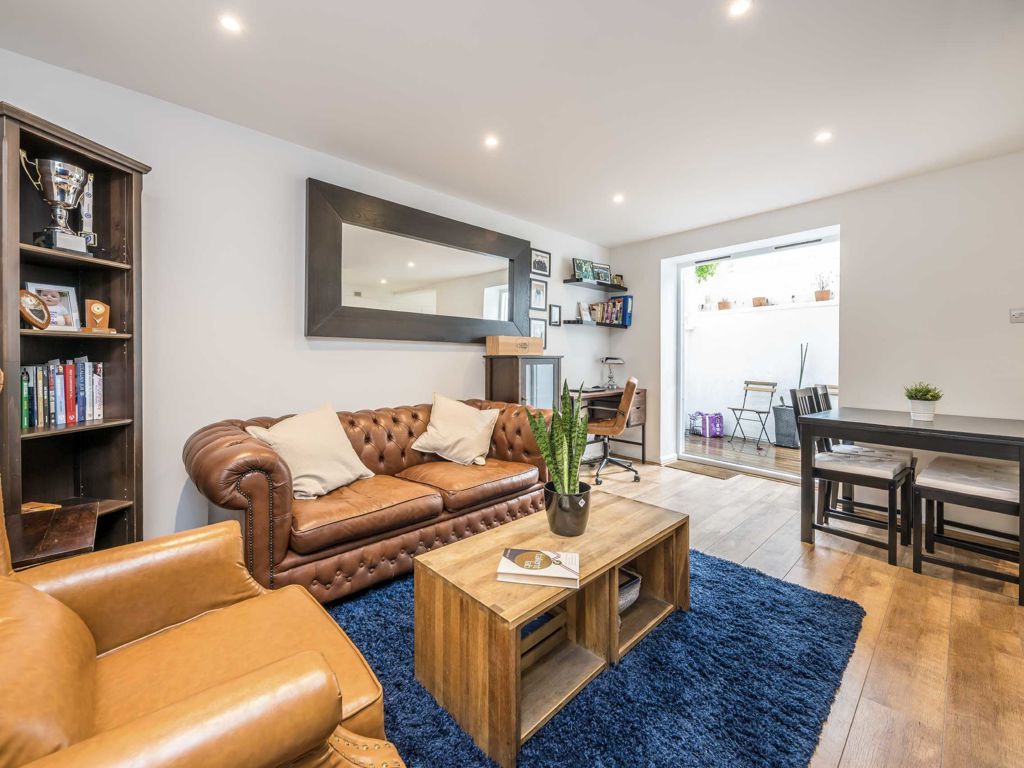 1 bed flat for sale in Lillie Road, London SW6, £485,000