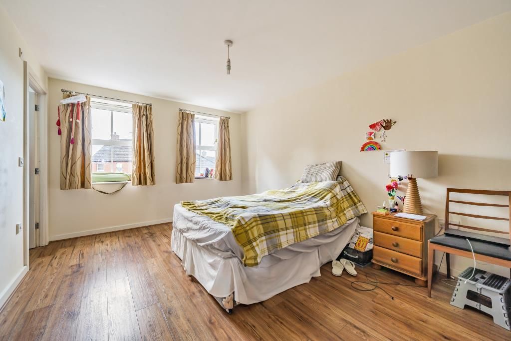 2 bed flat for sale in Aylesbury, Buckinghamshire HP19, £190,000