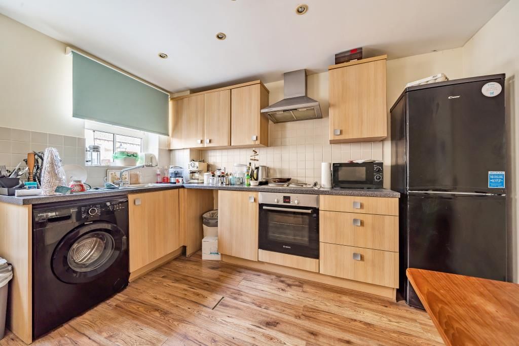 2 bed flat for sale in Aylesbury, Buckinghamshire HP19, £190,000