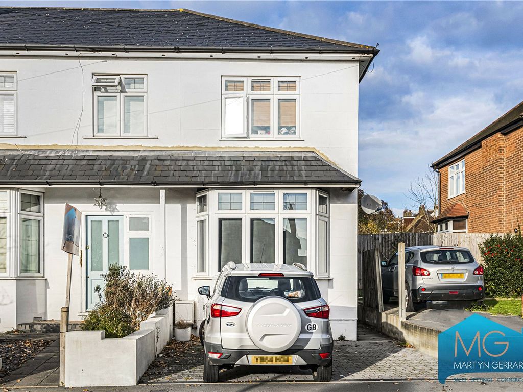 2 bed end terrace house for sale in Mays Lane, Barnet EN5, £500,000