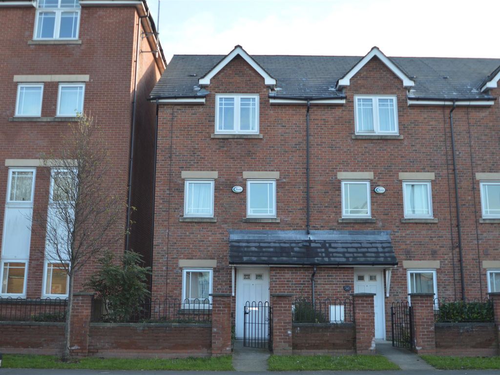 4 bed town house to rent in Chorlton Road, Hulme, Manchester M15, £2,200 pcm