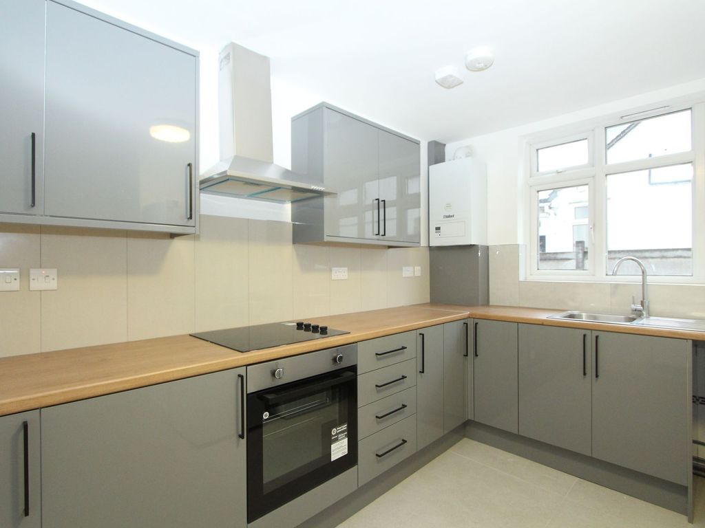 3 bed flat to rent in Eton Avenue, Wembley HA0, £2,350 pcm