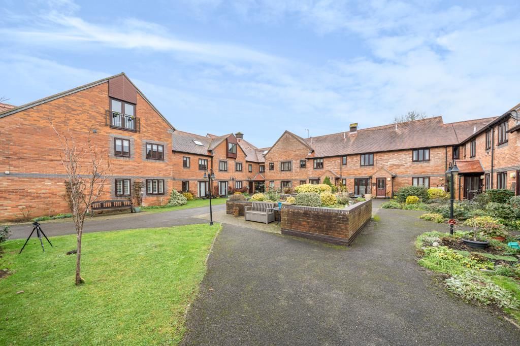 2 bed flat for sale in Thame, Oxfordshire OX9, £260,000