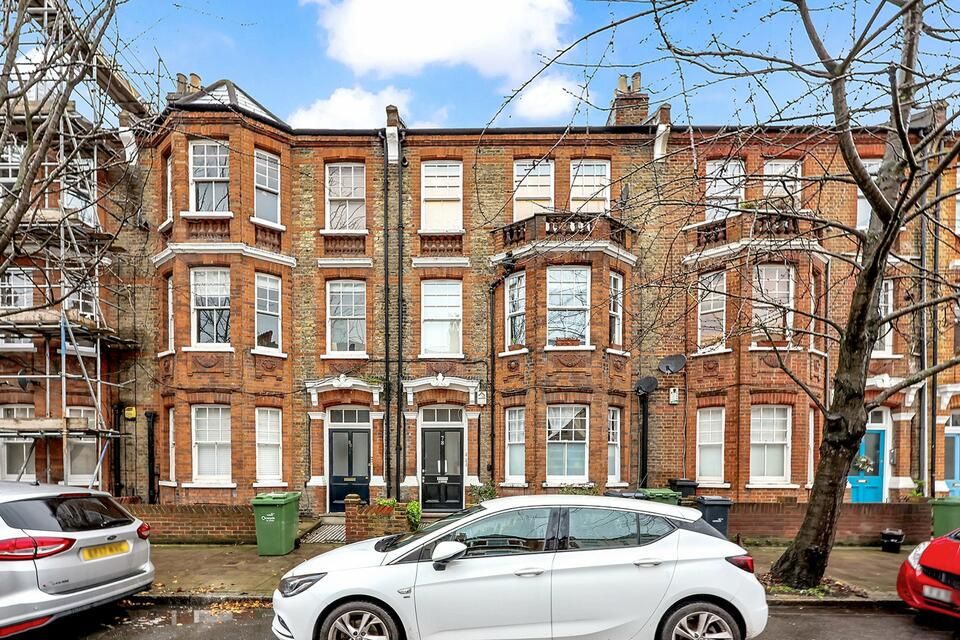2 bed flat for sale in Hackford Road, London SW9, £530,000