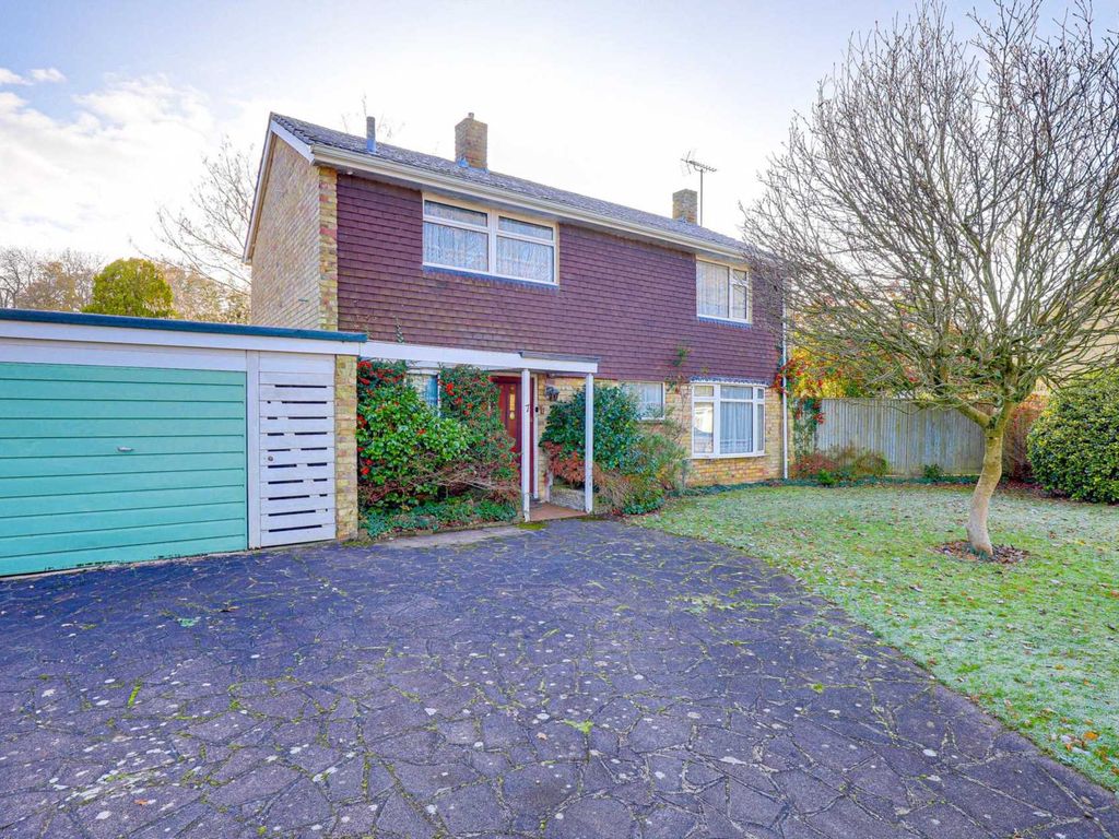 3 bed detached house for sale in Autumn Close, Emmer Green RG4, £625,000