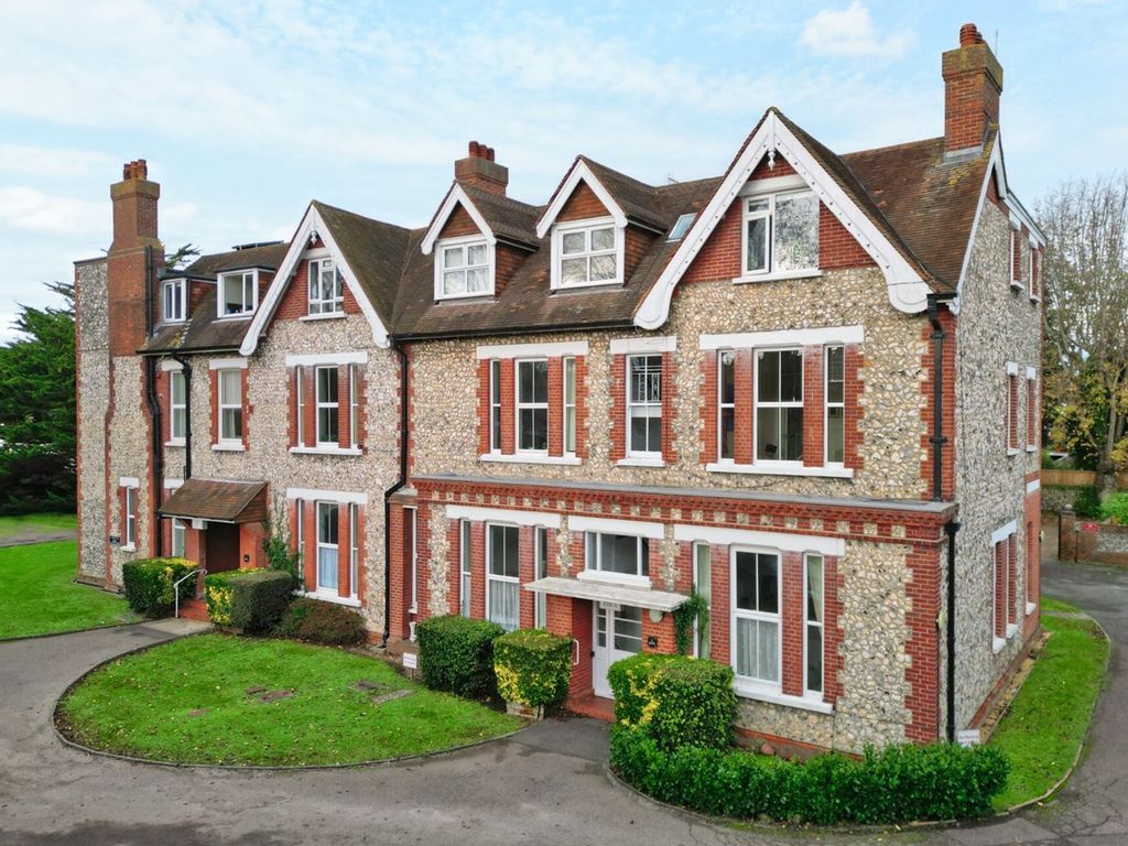 2 bed flat for sale in Blackwater Road, Eastbourne BN21, £240,000