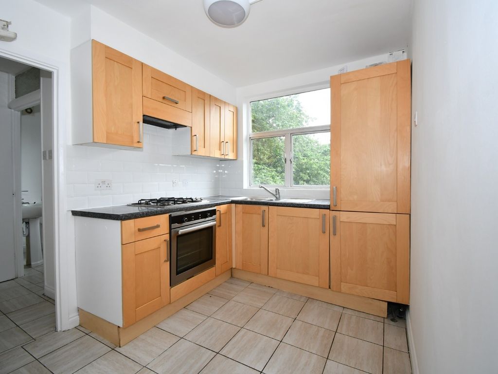 2 bed flat to rent in Primrose Road, London E18, £1,600 pcm