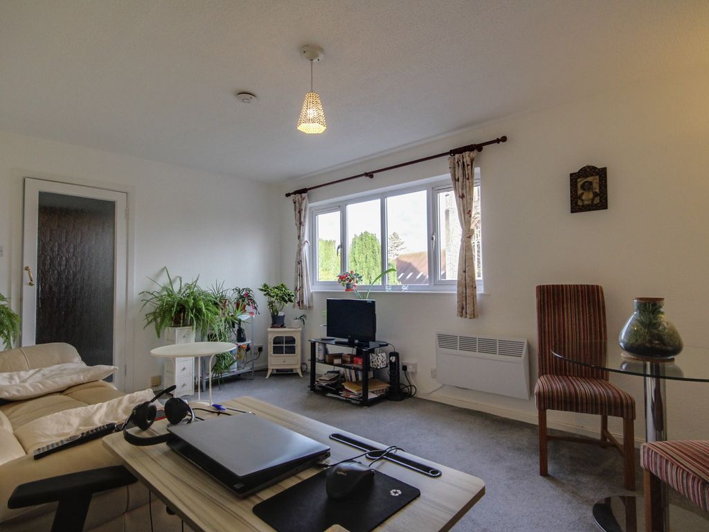 1 bed flat for sale in Wiltshire Road, Wokingham RG40, £225,000