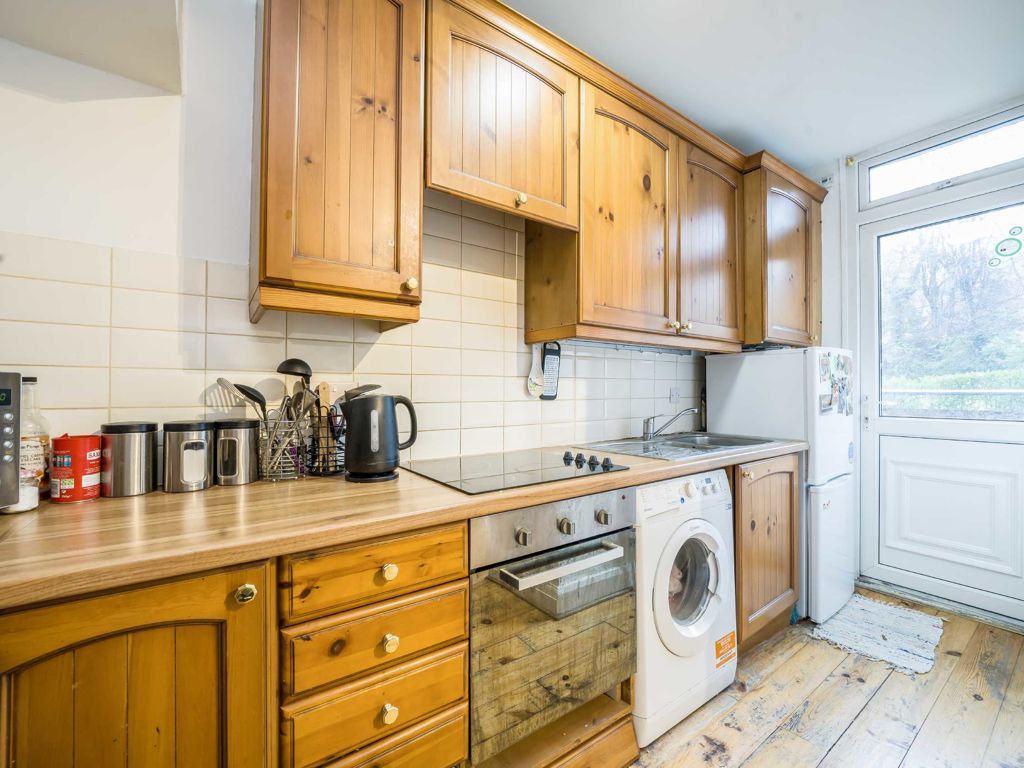 3 bed flat for sale in Archway Road, London N6, £575,000