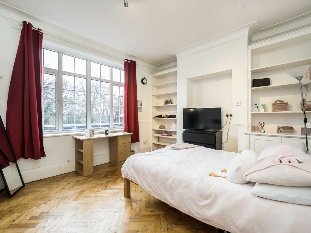 3 bed flat for sale in Archway Road, London N6, £575,000