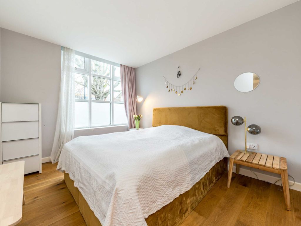 1 bed flat for sale in Chertsey Road, St Margarets, Twickenham TW1, £385,000