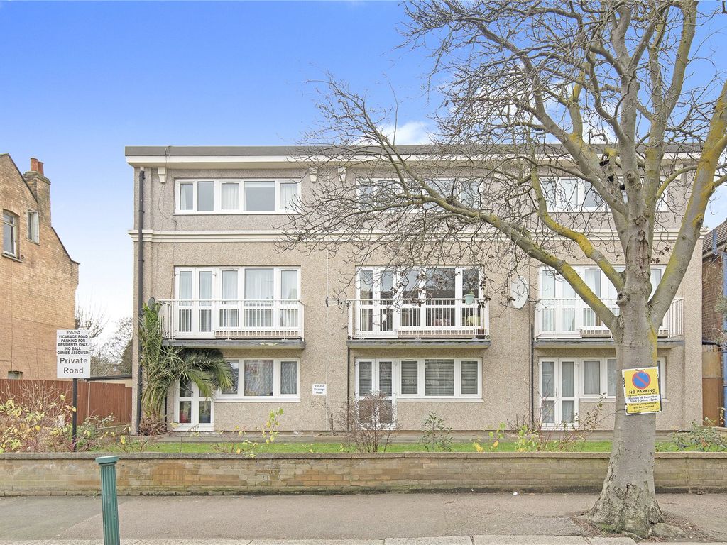 3 bed flat for sale in Vicarage Road, Leyton, London E10, £380,000