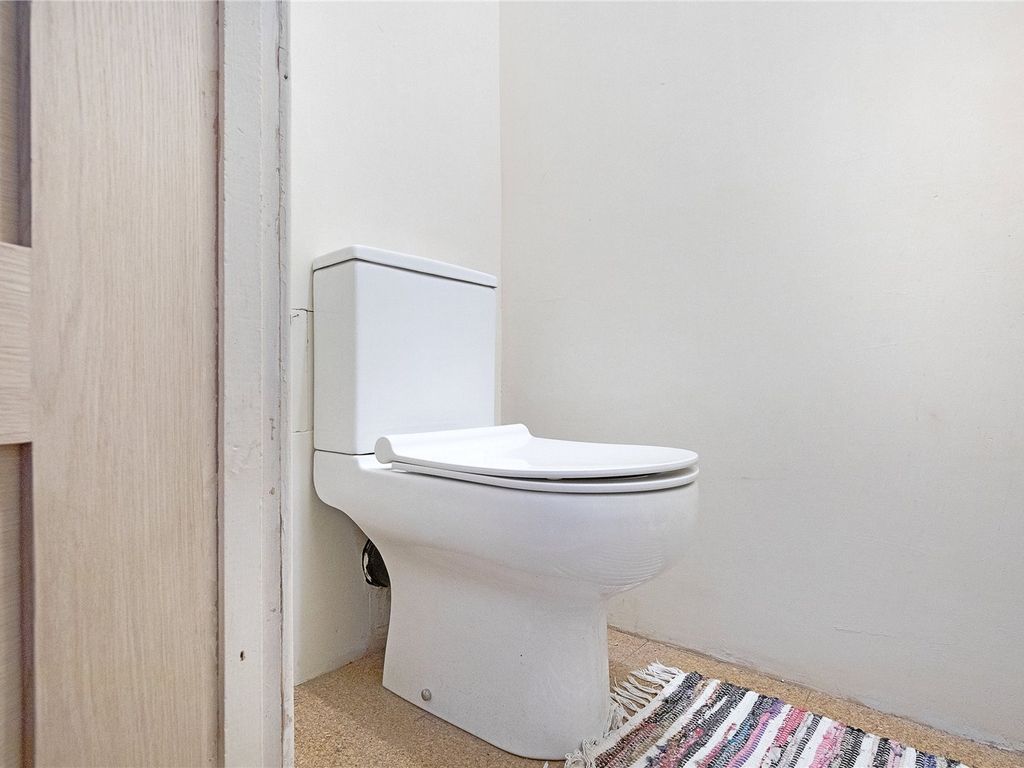 3 bed flat for sale in Vicarage Road, Leyton, London E10, £380,000