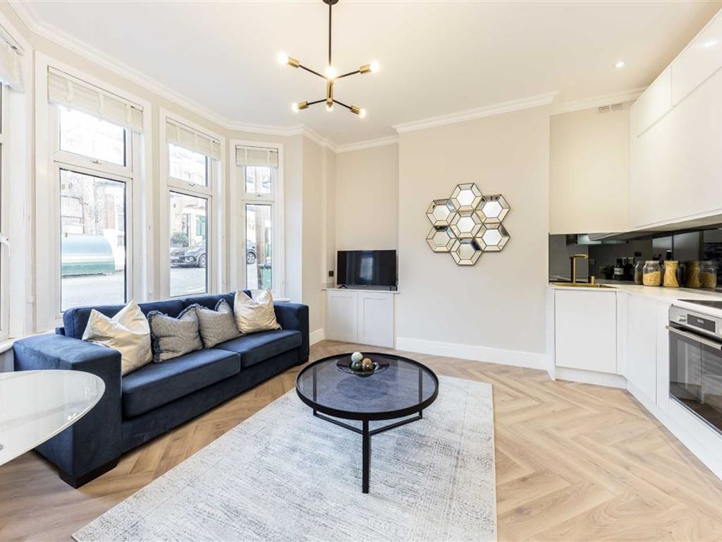 2 bed flat for sale in Dinsdale Road, London SE3, £475,000