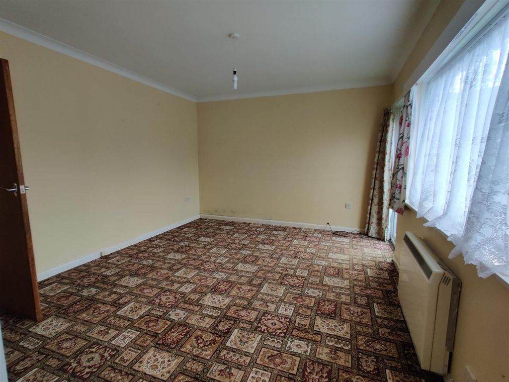 1 bed flat for sale in Fairmead Close, Sandown PO36, £130,000