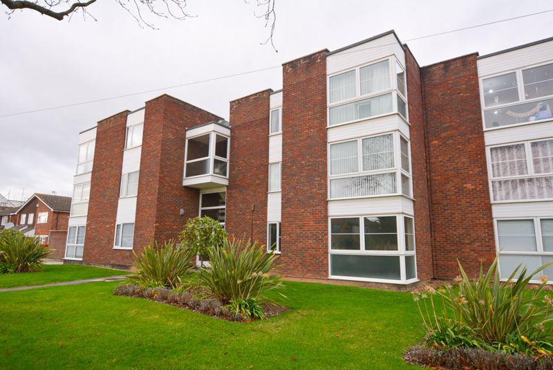 2 bed flat to rent in Thorpe Hall Avenue, Southend-On-Sea SS1, £1,300 pcm