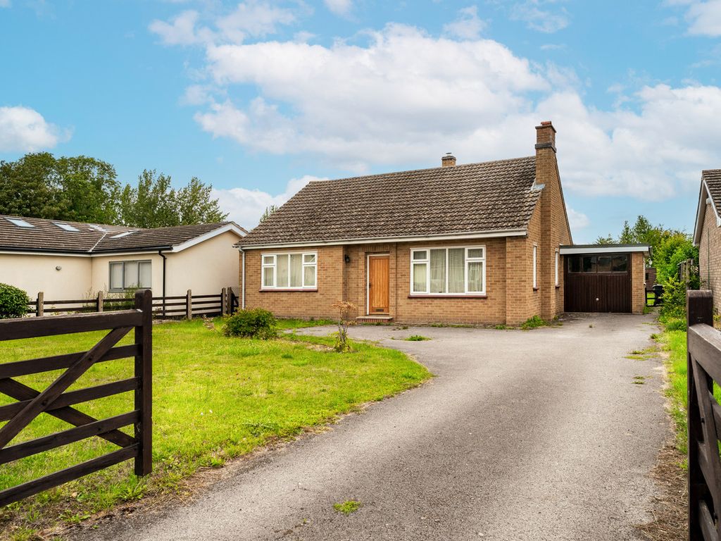 2 bed bungalow for sale in High Street, Cambridge CB25, £450,000