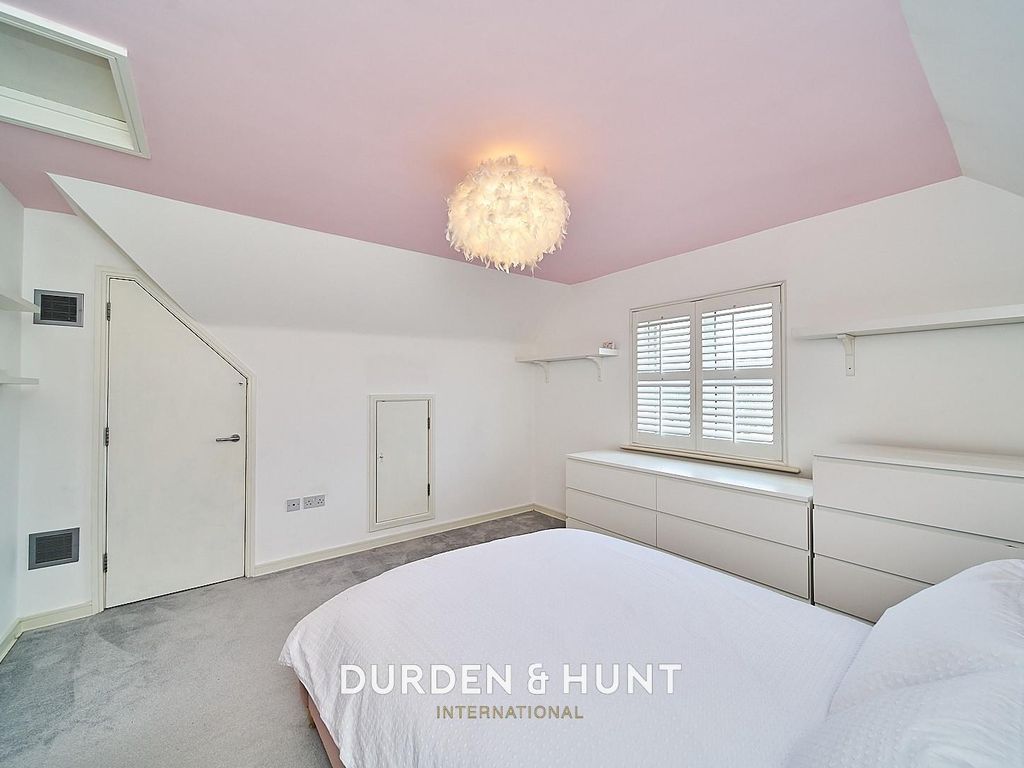 2 bed flat for sale in Hubbard Court, Valley Hill, Loughton IG10, £450,000