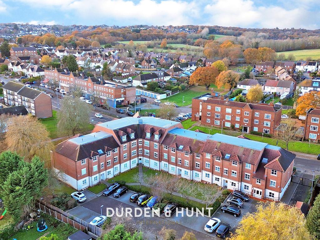 2 bed flat for sale in Hubbard Court, Valley Hill, Loughton IG10, £450,000