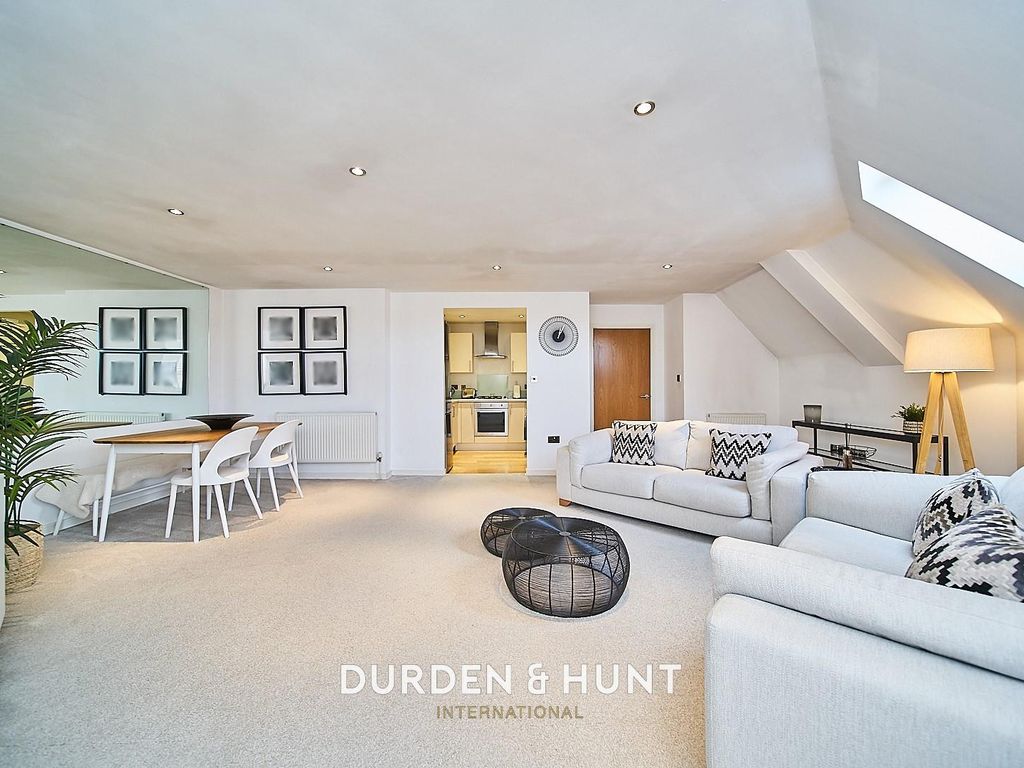 2 bed flat for sale in Hubbard Court, Valley Hill, Loughton IG10, £450,000