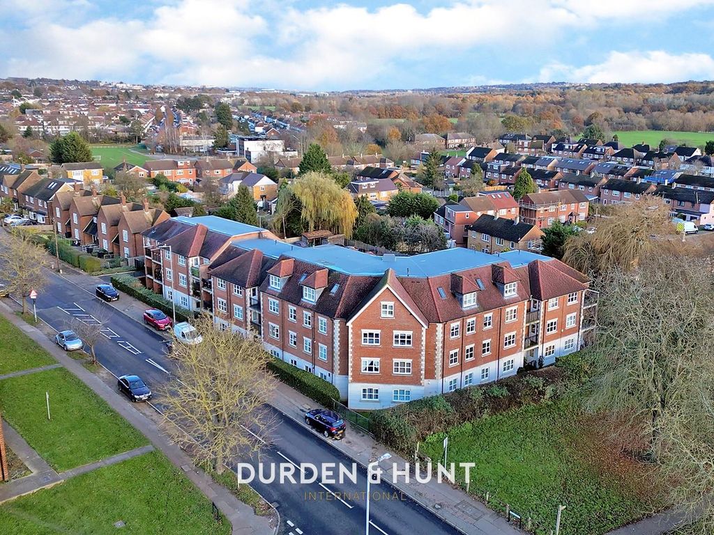 2 bed flat for sale in Hubbard Court, Valley Hill, Loughton IG10, £450,000