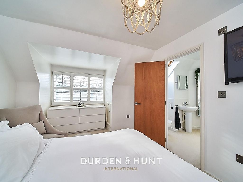 2 bed flat for sale in Hubbard Court, Valley Hill, Loughton IG10, £450,000