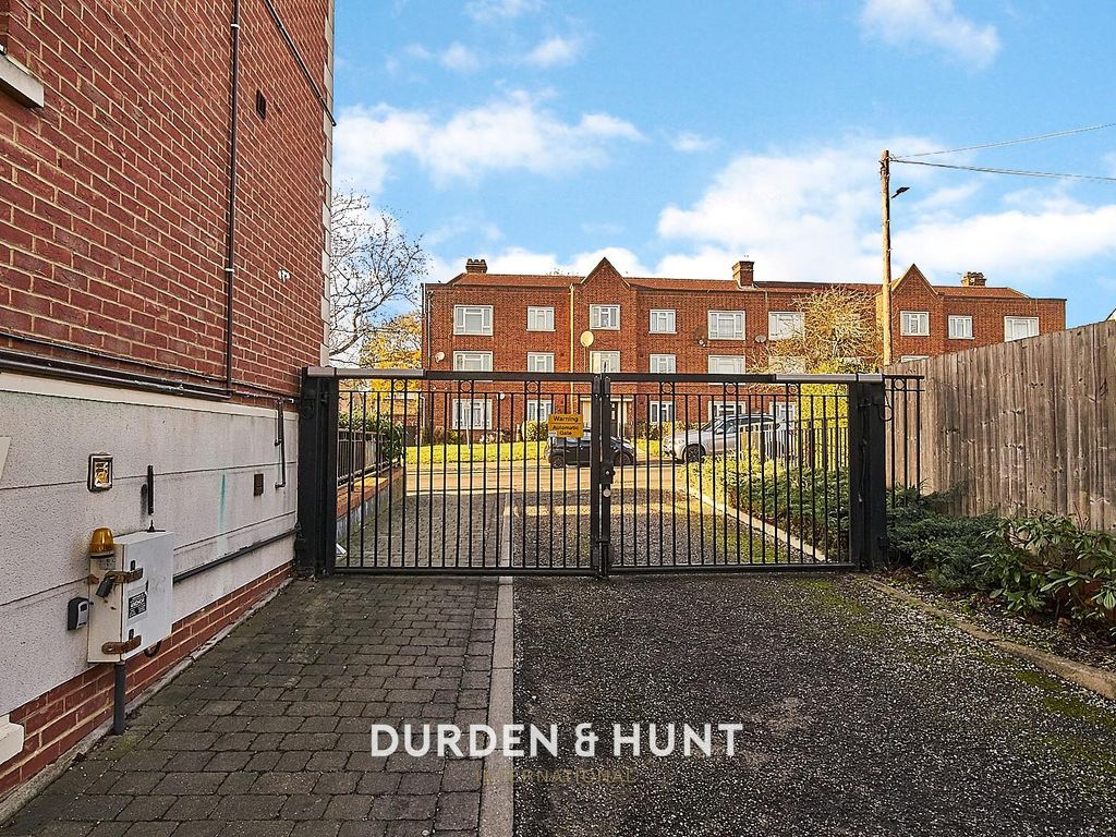 2 bed flat for sale in Hubbard Court, Valley Hill, Loughton IG10, £450,000