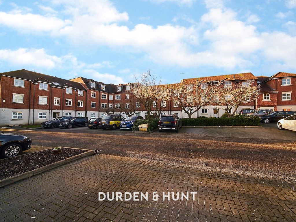 2 bed flat for sale in Hubbard Court, Valley Hill, Loughton IG10, £450,000