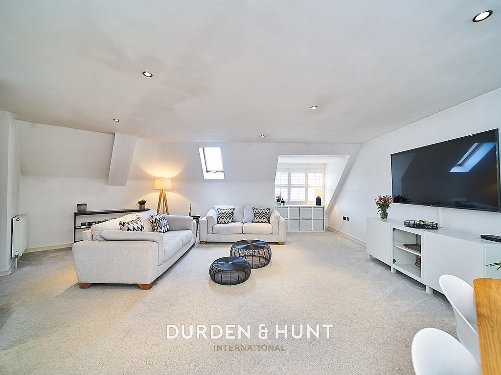 2 bed flat for sale in Hubbard Court, Valley Hill, Loughton IG10, £450,000