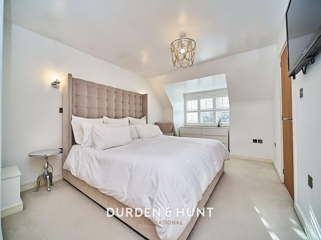 2 bed flat for sale in Hubbard Court, Valley Hill, Loughton IG10, £450,000