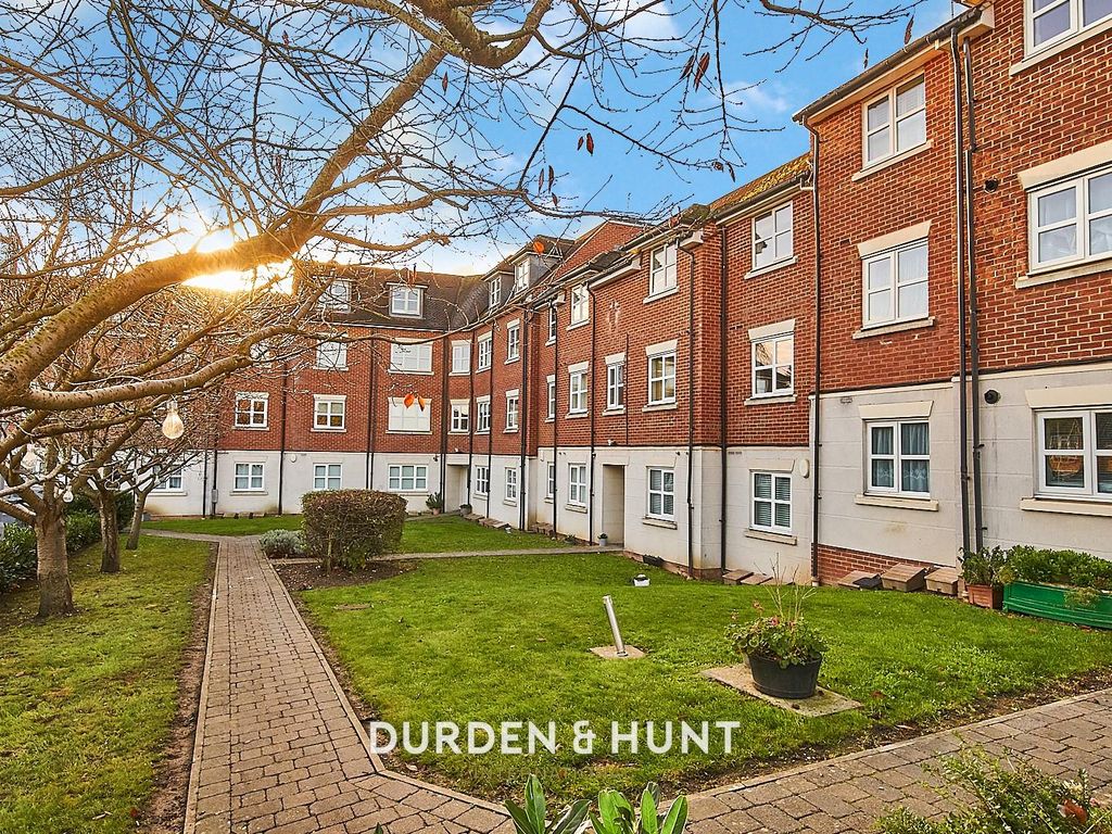 2 bed flat for sale in Hubbard Court, Valley Hill, Loughton IG10, £450,000